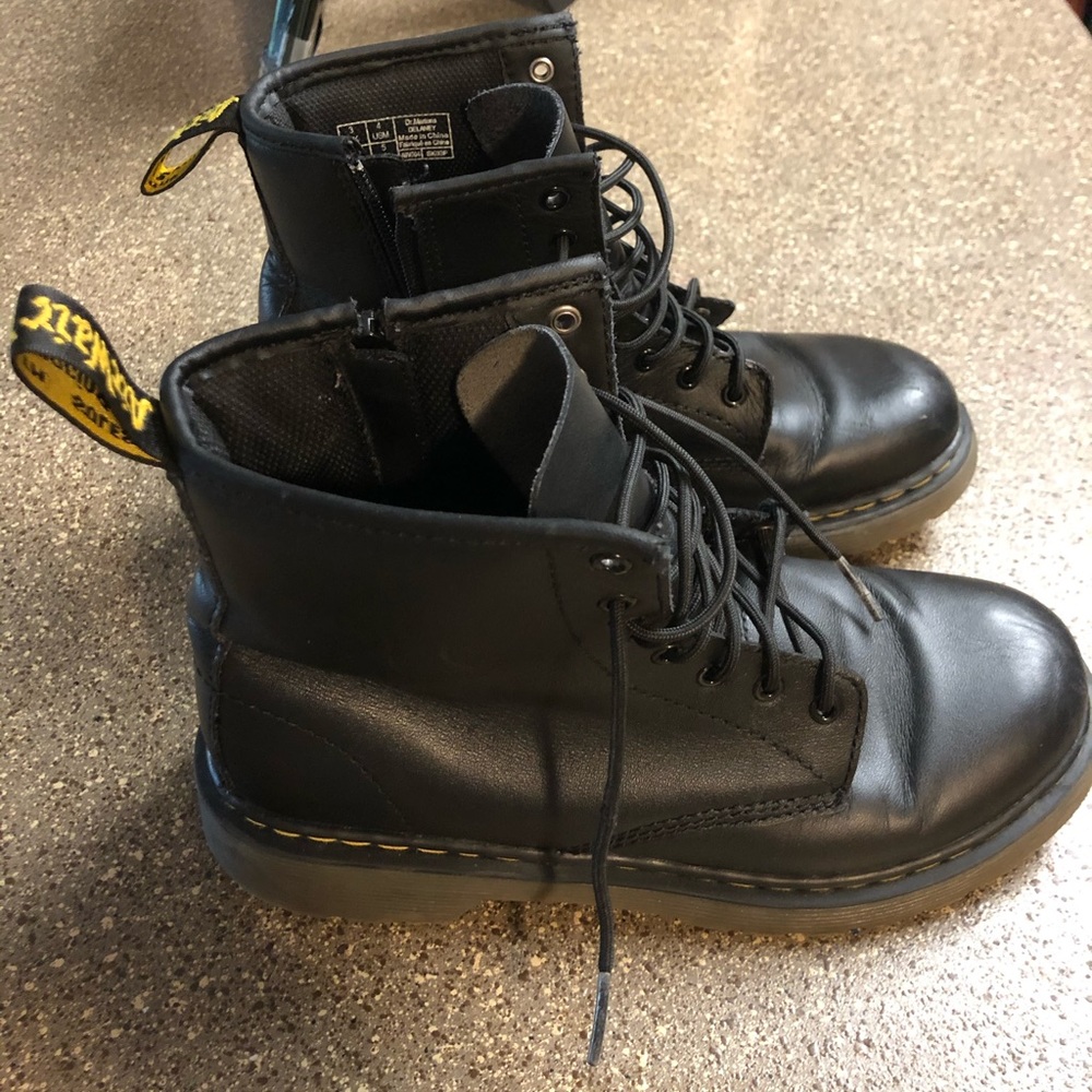 DR. MARTENS Delaney Girls Boots